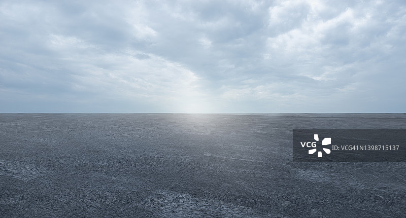 多云天空下的地板图片素材