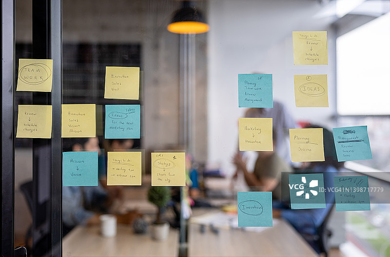 写在贴纸板上的商业策略图片素材