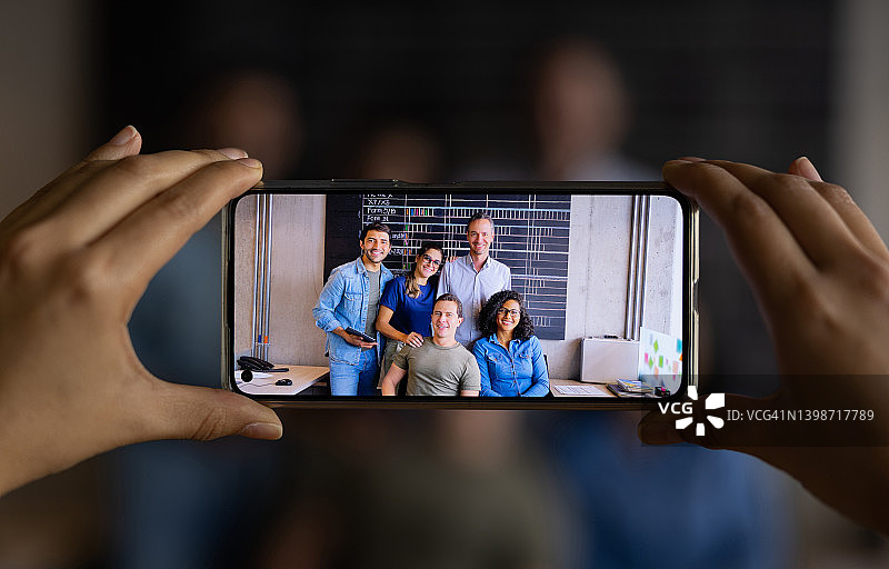 用手机拍摄办公室商务团队图片素材