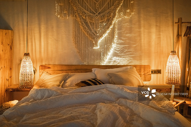 卧室中的浪漫夜晚氛围：波西米亚风格的时尚房间与手工设计元素，舒适的家图片素材