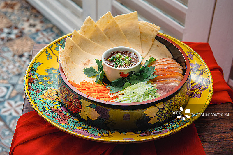 美味的烟熏鸭肉塔可图片素材