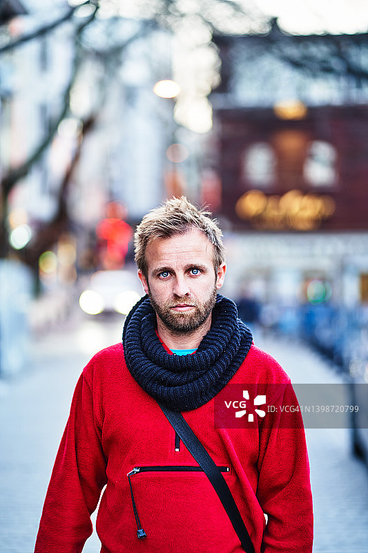 站在城市街道上的旅行男子图片素材