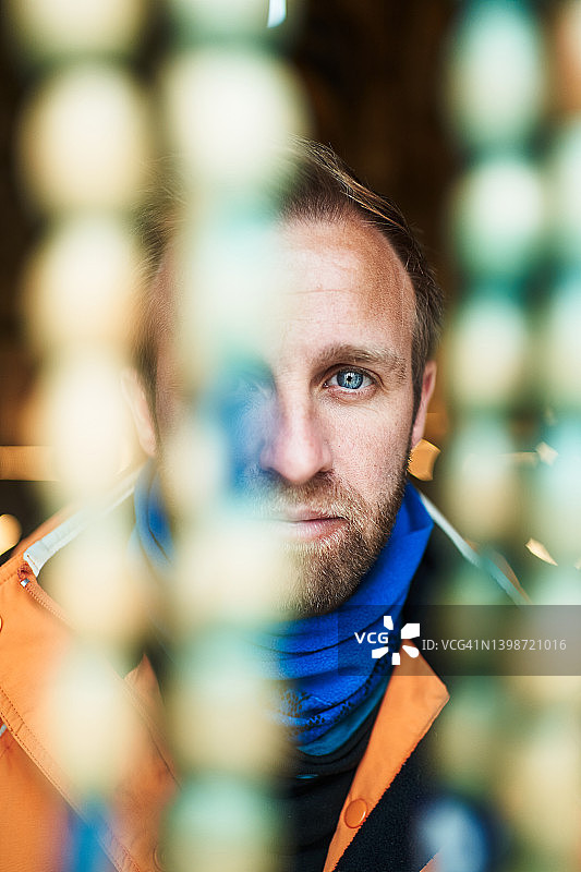 珠帘后的男子旅行者图片素材