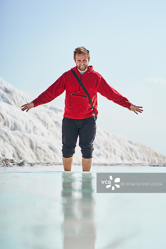 站在石灰华水池中的旅行者图片素材
