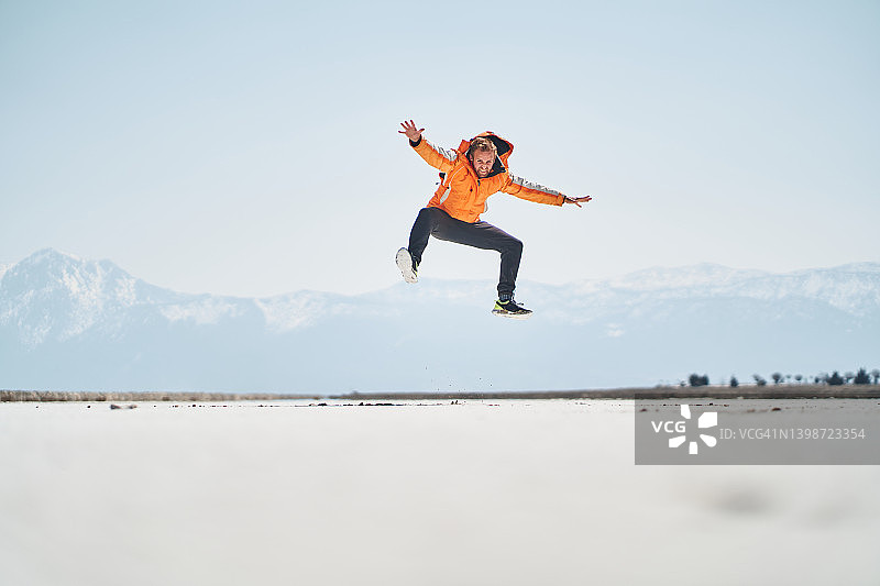 旅行中，兴奋的旅行者在山间跳跃图片素材