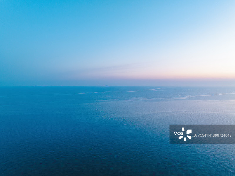 日出时分的航拍海景图片素材