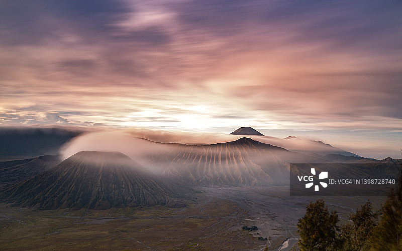 黎明时分的布罗莫火山图片素材