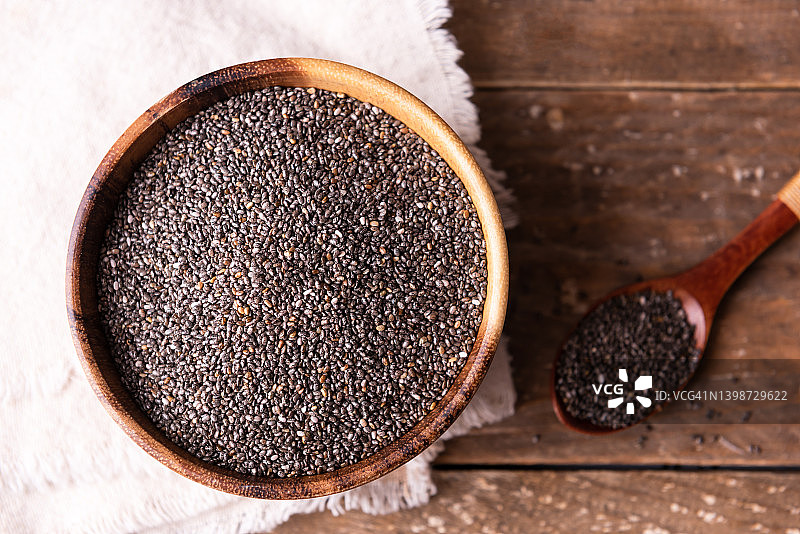 木勺和碗中的奇亚籽俯视图图片素材