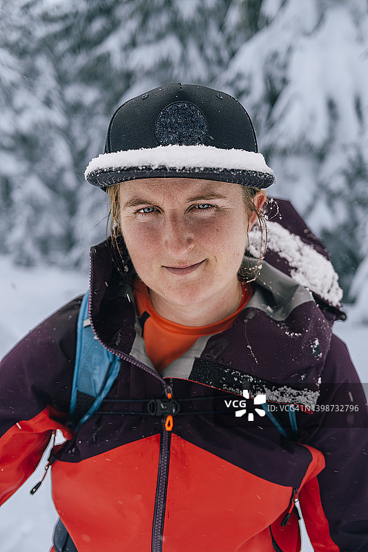 站在森林雪地里的女性滑雪者肖像图片素材