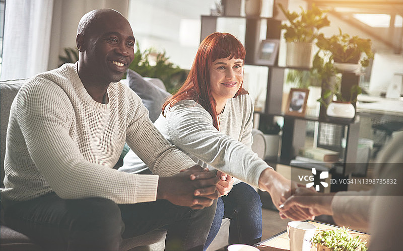 情侣与财务顾问洽谈理财事宜图片素材