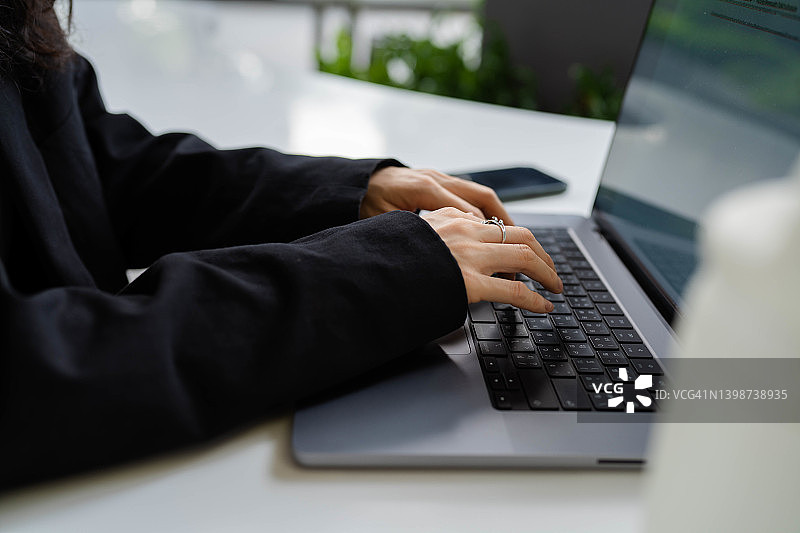 在公园里坐着工作的商务女性图片素材