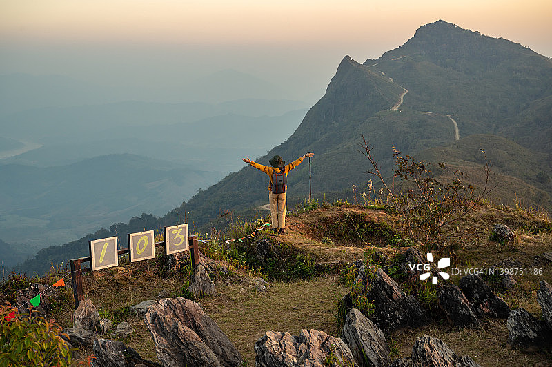 泰国清莱府帕唐山“103峰”顶峰的女游客图片素材