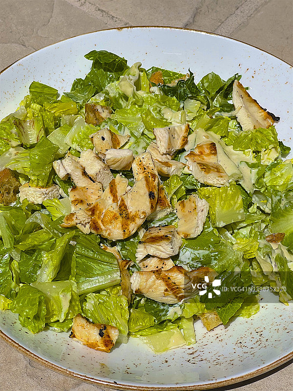 烤鸡肉凯撒沙拉图片素材