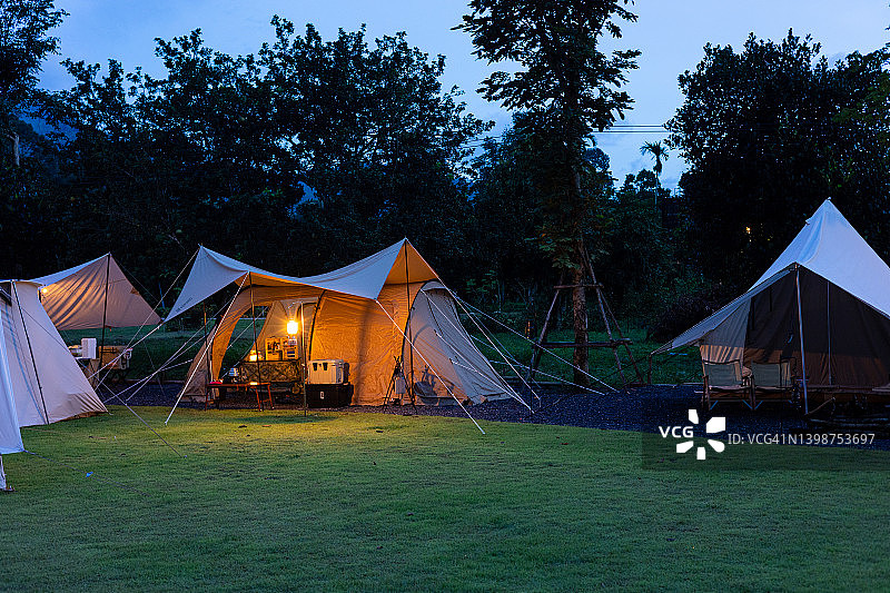 户外露营活动，朋友团体露营图片素材