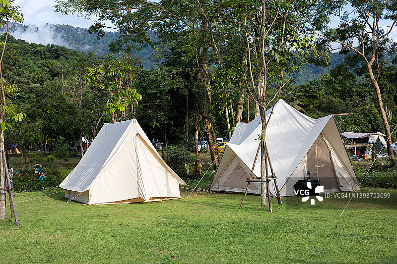 露营呼吸新鲜空气的清晨时光图片素材