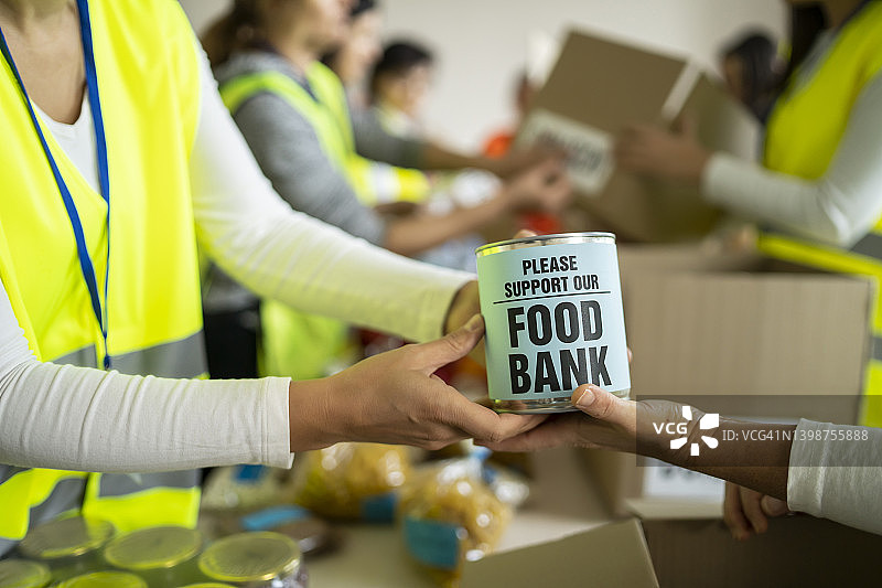 食品银行的罐头食品图片素材