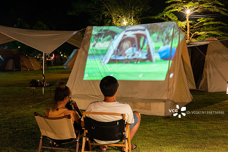 情侣在露营地观看电影图片素材