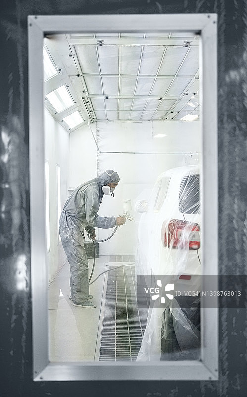 在无尘室中进行专业喷漆的汽车图片素材