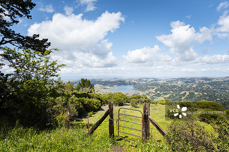 绵延起伏的丘陵风光图片素材