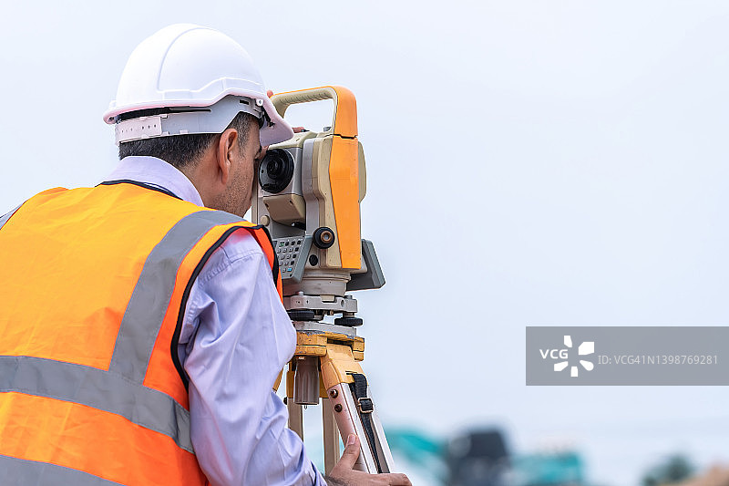 建筑工地的测量员和测量设备，土地和土壤开发，测量设备，用于测量施工的经纬仪，土木工程师图片素材