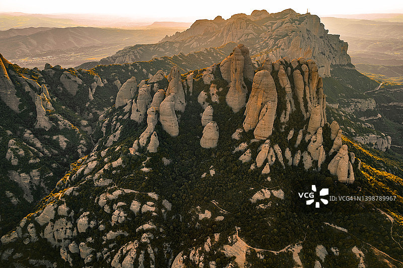 日落时分，蒙特塞拉特山脉与尖峰的壮丽鸟瞰图。图片素材