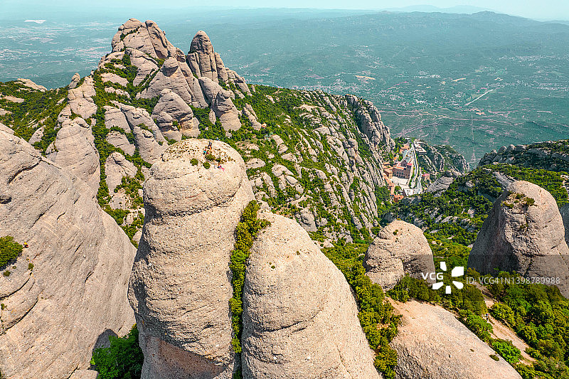 西班牙蒙特塞拉特山顶攀岩者无人机照片图片素材