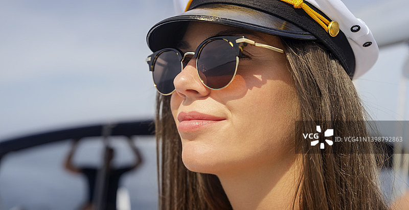 在甲板上眺望风景的女人图片素材