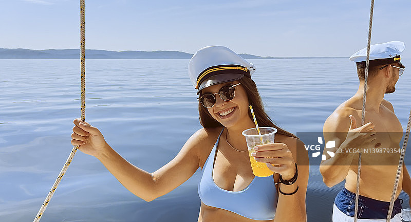 站在帆船上的女人图片素材