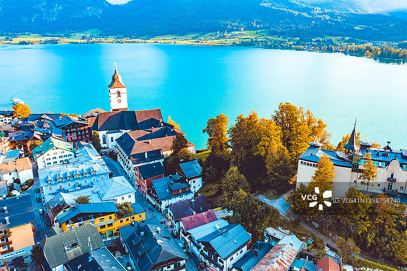 萨尔茨卡默古特圣沃尔夫冈的无人机视角图片素材