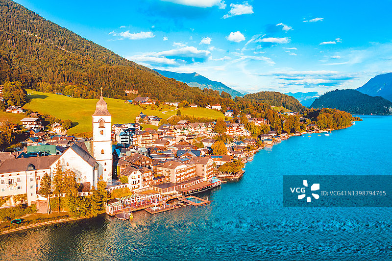 萨尔茨卡默古特圣沃尔夫冈的无人机视角图片素材