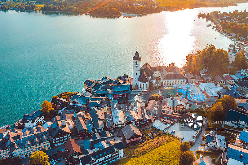 萨尔茨卡默古特圣沃尔夫冈的无人机视角图片素材