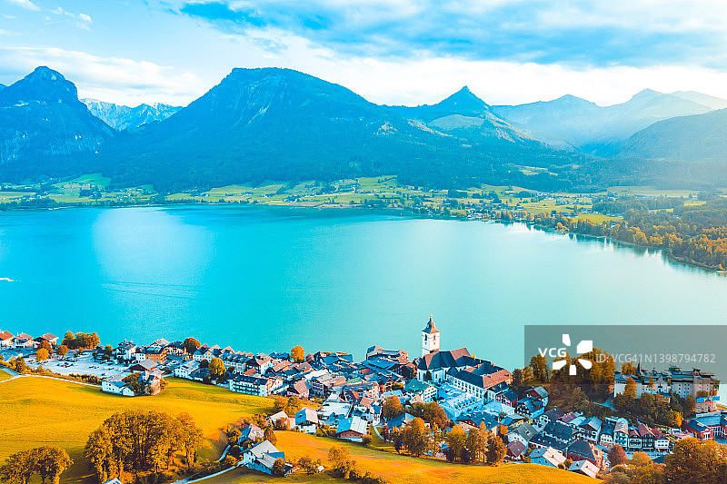 萨尔茨卡默古特圣沃尔夫冈的无人机视角图片素材