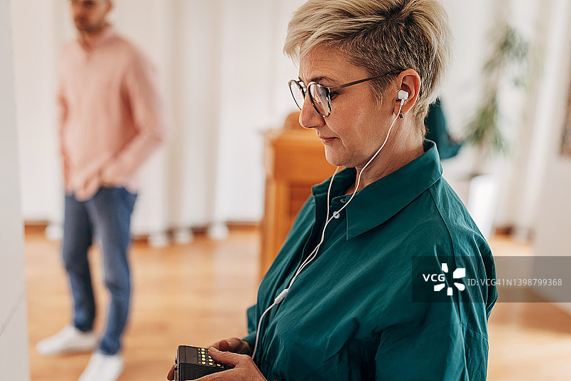 艺术画廊里的女人图片素材
