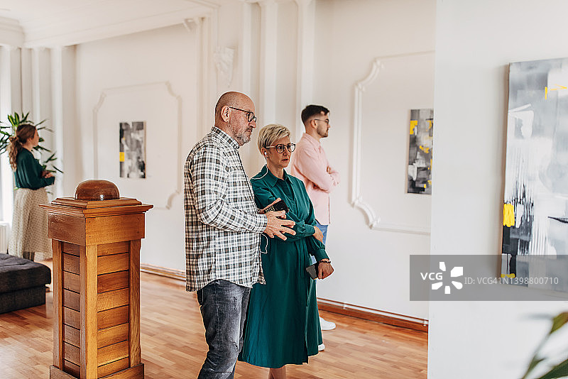 在美术馆的情侣图片素材