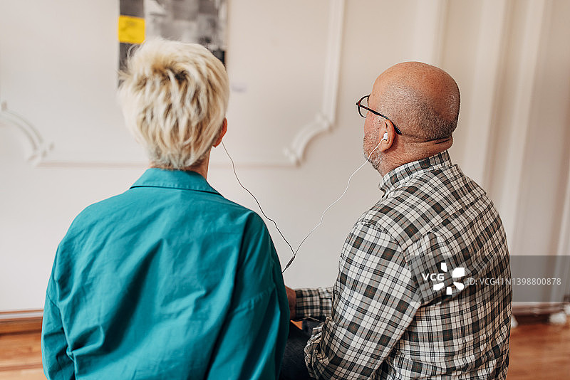 在美术馆的情侣图片素材