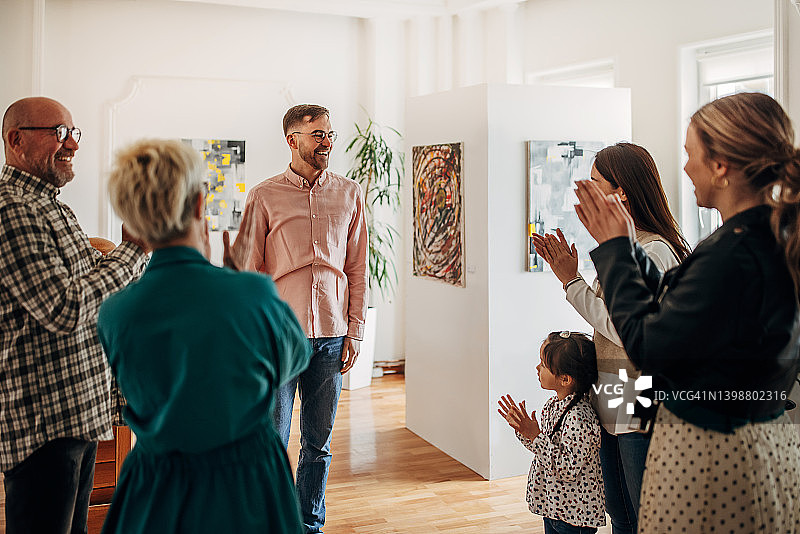 人们为艺术家鼓掌图片素材