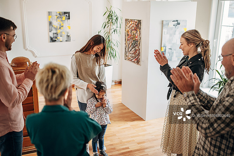 在画廊开幕式上的女艺术家图片素材