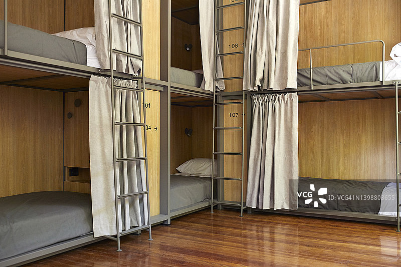 宿舍房间里的双层床图片素材