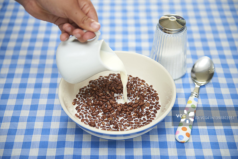 在巧克力麦片上倒牛奶图片素材