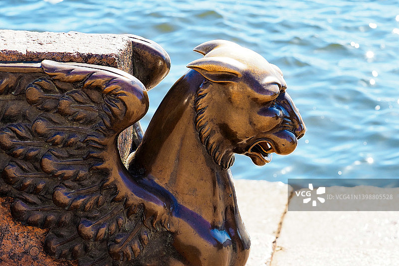 圣彼得堡大学堤岸的狮鹫雕像图片素材