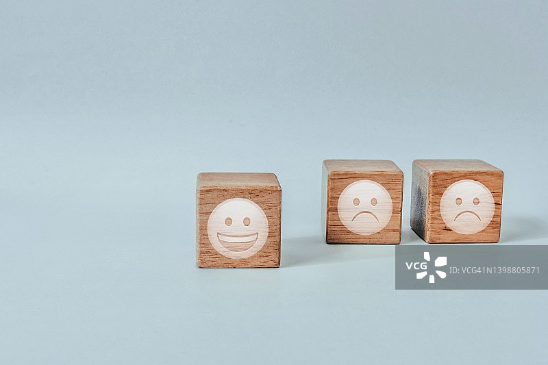木块上的快乐和悲伤符号图片素材