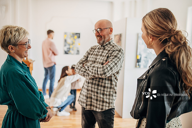 在美术馆里的人们图片素材