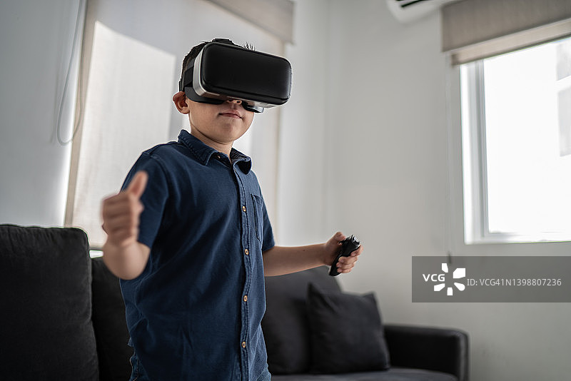男孩在家玩VR模拟器图片素材