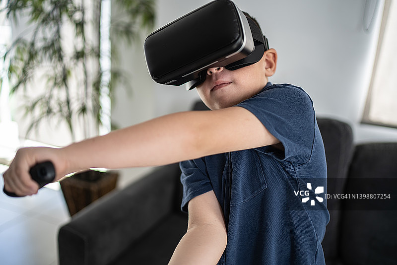 男孩在家玩VR模拟器图片素材