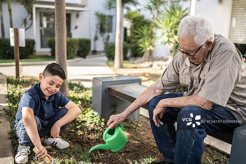 祖孙在户外园艺图片素材