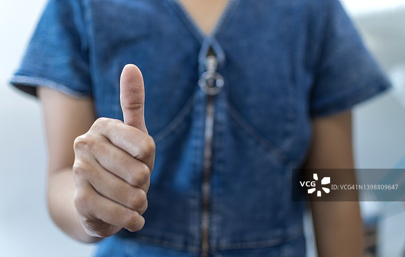 竖起大拇指的女人图片素材