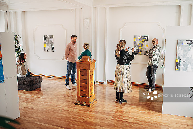 在美术馆里的人们图片素材