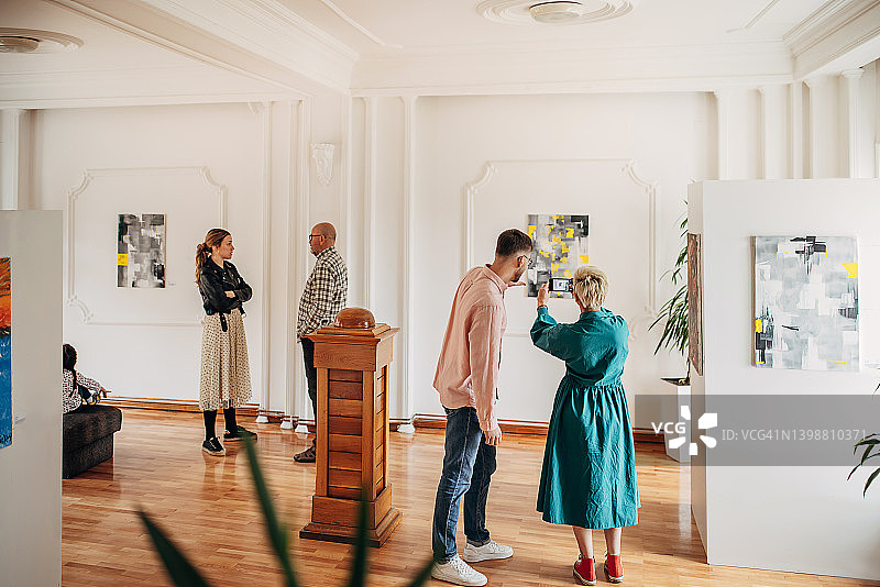 在美术馆里的人们图片素材
