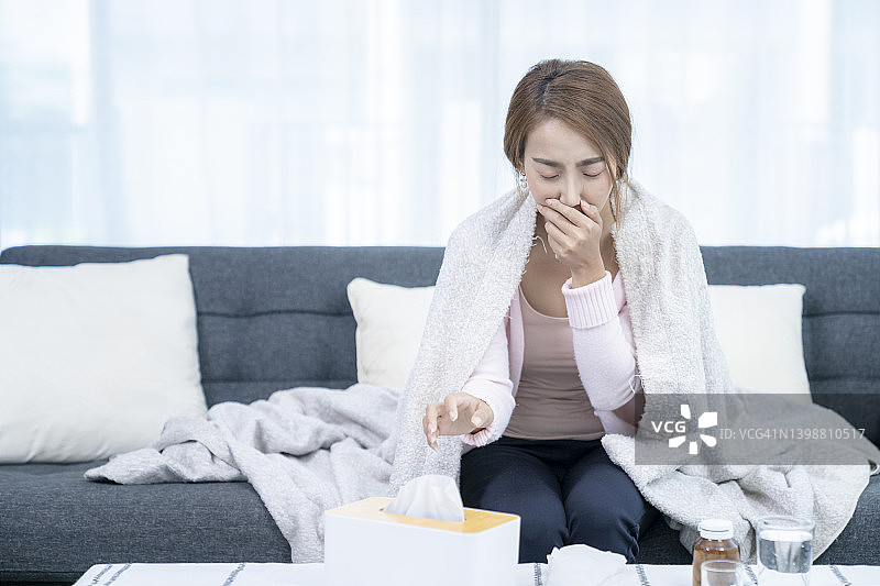 发高烧的生病女人躺在床上图片素材