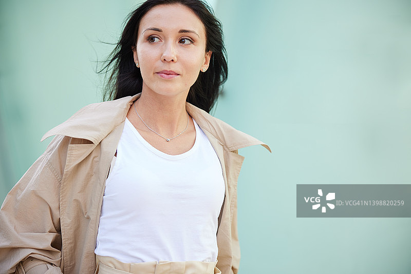 穿着优雅的女人走进商业区图片素材